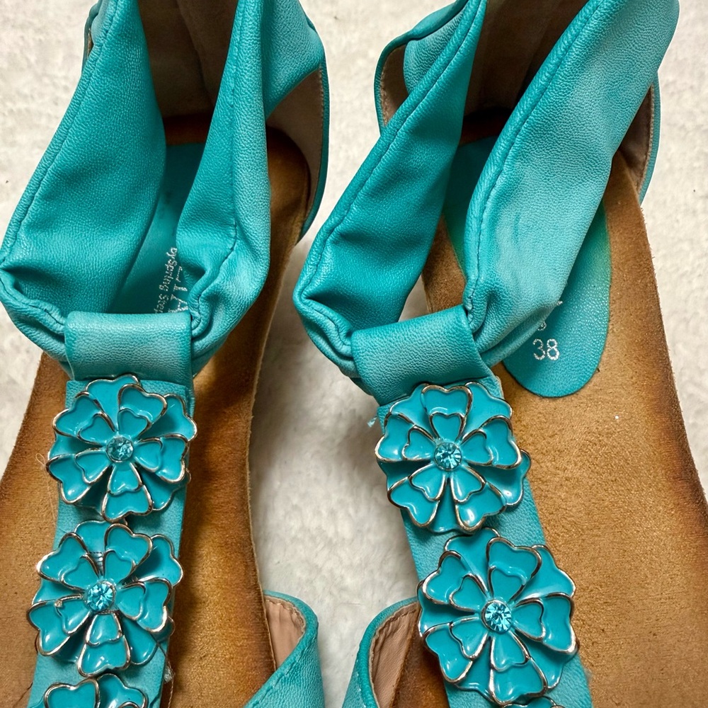 Patrizia Spring Step Teal Wedge T-strap Floral Jeweled Comfort Resort Shoes 7 - Picture 3 of 15